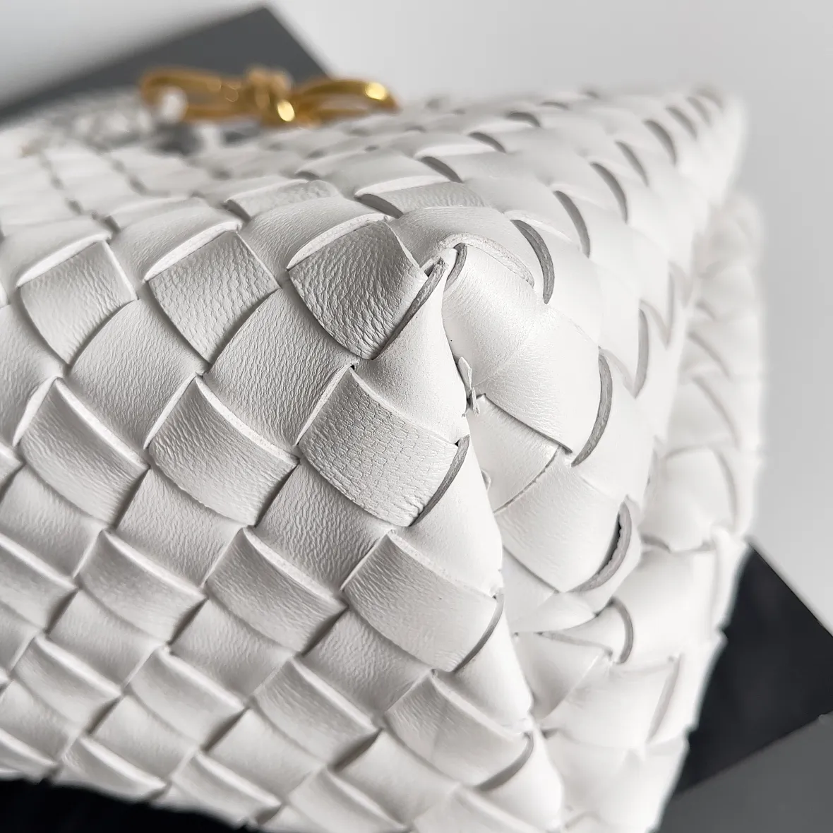 The 2023 new Andiamo batch of 1860 BV has been shipped‼ ️Really popular🔥The new Andiamo woven handbag launched by Bottega Veneta this season is really popular all over the world! ! Celebrities at home and abroad have worn it, and Oscar-winning actress Michelle Yeoh has taken it out on the street. Song Jia, Trai Yara, Yu Feihong, Sanji Ayaka, Rosie Hunting-Whiteley, Yoshioka Riho, etc. have all picked up this bag. It is classic and versatile, showing off its temperament, and the bag capacity is also large, which is very convenient for daily commuting! ! A variety of carrying methods, the shoulder straps can be adjusted by yourself, the original lambskin feels soft and delicate, and the neutral style is made to break gender boundaries and bring a more practical and longer-lasting use experience. Andiamo, which has both elegant and casual styles, perfectly interprets the true appearance of "fashionable old money style". Style number: 743568 Size: 25*22*10.5cm